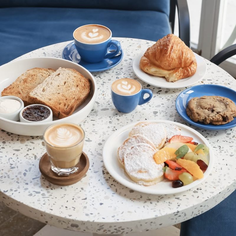 Brunch Praliné en mesa de terrazzo